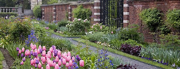 Der Garten im "Old Money"-Stil - Pflanzen und Dekor - Haus und Garten Der Garten im "Old Money"-Stil - Pflanzen und Dekor